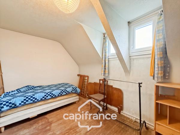 Maison familiale avec vue imprenable sur le canal – Pontivy centre.Surface terrain : 683 m² | 5 chambres | 3 salles d’eau + 1 salle de bain | Sous-sol total | Carport camping-car | Pompe à chaleur géo