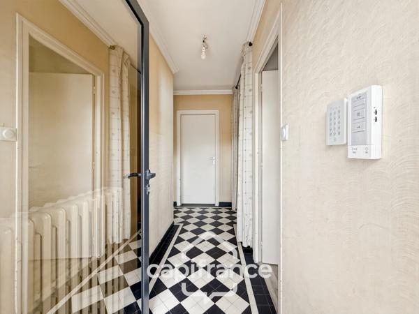 Maison familiale avec vue imprenable sur le canal – Pontivy centre.Surface terrain : 683 m² | 5 chambres | 3 salles d’eau + 1 salle de bain | Sous-sol total | Carport camping-car | Pompe à chaleur géo