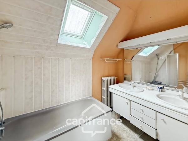 Maison familiale avec vue imprenable sur le canal – Pontivy centre.Surface terrain : 683 m² | 5 chambres | 3 salles d’eau + 1 salle de bain | Sous-sol total | Carport camping-car | Pompe à chaleur géo