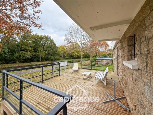 Maison familiale avec vue imprenable sur le canal – Pontivy centre.Surface terrain : 683 m² | 5 chambres | 3 salles d’eau + 1 salle de bain | Sous-sol total | Carport camping-car | Pompe à chaleur géo