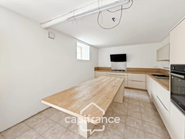 Maison familiale avec vue imprenable sur le canal – Pontivy centre.Surface terrain : 683 m² | 5 chambres | 3 salles d’eau + 1 salle de bain | Sous-sol total | Carport camping-car | Pompe à chaleur géo