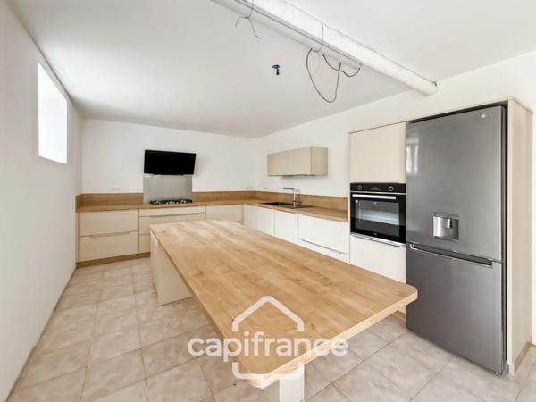 Maison familiale avec vue imprenable sur le canal – Pontivy centre.Surface terrain : 683 m² | 5 chambres | 3 salles d’eau + 1 salle de bain | Sous-sol total | Carport camping-car | Pompe à chaleur géo