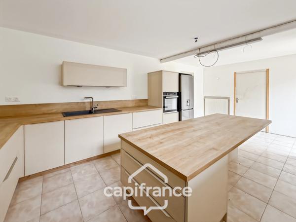 Maison familiale avec vue imprenable sur le canal – Pontivy centre.Surface terrain : 683 m² | 5 chambres | 3 salles d’eau + 1 salle de bain | Sous-sol total | Carport camping-car | Pompe à chaleur géo