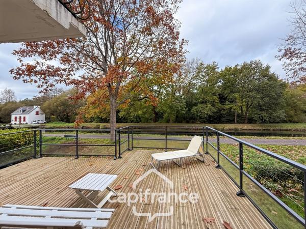 Maison familiale avec vue imprenable sur le canal – Pontivy centre.Surface terrain : 683 m² | 5 chambres | 3 salles d’eau + 1 salle de bain | Sous-sol total | Carport camping-car | Pompe à chaleur géo
