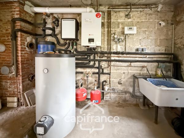 Maison familiale avec vue imprenable sur le canal – Pontivy centre.Surface terrain : 683 m² | 5 chambres | 3 salles d’eau + 1 salle de bain | Sous-sol total | Carport camping-car | Pompe à chaleur géo