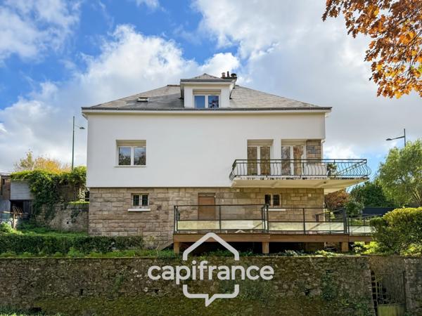 Maison familiale avec vue imprenable sur le canal – Pontivy centre.Surface terrain : 683 m² | 5 chambres | 3 salles d’eau + 1 salle de bain | Sous-sol total | Carport camping-car | Pompe à chaleur géo