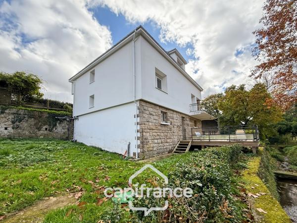 Maison familiale avec vue imprenable sur le canal – Pontivy centre.Surface terrain : 683 m² | 5 chambres | 3 salles d’eau + 1 salle de bain | Sous-sol total | Carport camping-car | Pompe à chaleur géo