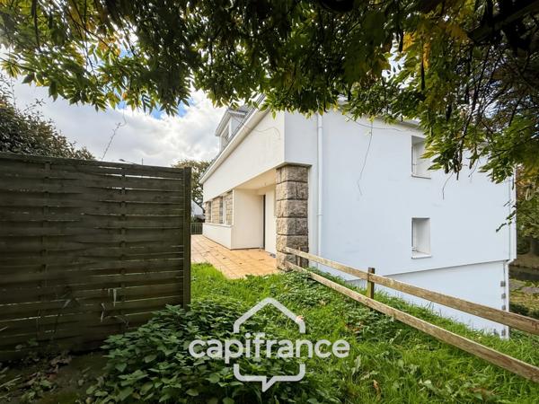 Maison familiale avec vue imprenable sur le canal – Pontivy centre.Surface terrain : 683 m² | 5 chambres | 3 salles d’eau + 1 salle de bain | Sous-sol total | Carport camping-car | Pompe à chaleur géo