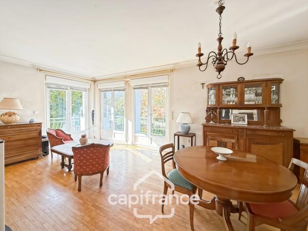 Maison familiale avec vue imprenable sur le canal – Pontivy centre.Surface terrain : 683 m² | 5 chambres | 3 salles d’eau + 1 salle de bain | Sous-sol total | Carport camping-car | Pompe à chaleur géo