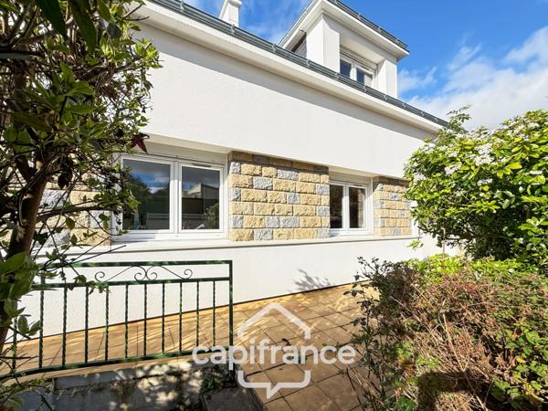 Maison familiale avec vue imprenable sur le canal – Pontivy centre.Surface terrain : 683 m² | 5 chambres | 3 salles d’eau + 1 salle de bain | Sous-sol total | Carport camping-car | Pompe à chaleur géo