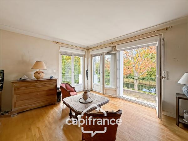 Maison familiale avec vue imprenable sur le canal – Pontivy centre.Surface terrain : 683 m² | 5 chambres | 3 salles d’eau + 1 salle de bain | Sous-sol total | Carport camping-car | Pompe à chaleur géo