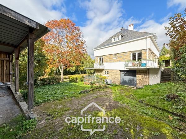 Maison familiale avec vue imprenable sur le canal – Pontivy centre.Surface terrain : 683 m² | 5 chambres | 3 salles d’eau + 1 salle de bain | Sous-sol total | Carport camping-car | Pompe à chaleur géo