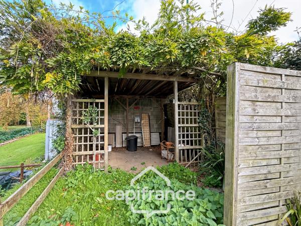 Maison familiale avec vue imprenable sur le canal – Pontivy centre.Surface terrain : 683 m² | 5 chambres | 3 salles d’eau + 1 salle de bain | Sous-sol total | Carport camping-car | Pompe à chaleur géo