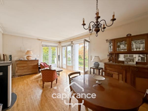 Maison familiale avec vue imprenable sur le canal – Pontivy centre.Surface terrain : 683 m² | 5 chambres | 3 salles d’eau + 1 salle de bain | Sous-sol total | Carport camping-car | Pompe à chaleur géo