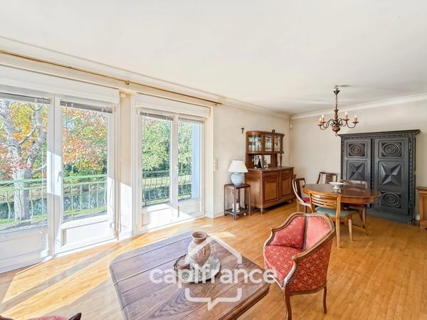 Maison familiale avec vue imprenable sur le canal – Pontivy centre.Surface terrain : 683 m² | 5 chambres | 3 salles d’eau + 1 salle de bain | Sous-sol total | Carport camping-car | Pompe à chaleur géo