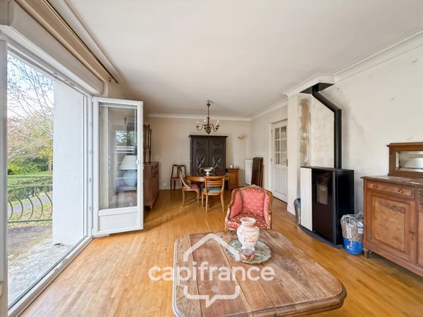 Maison familiale avec vue imprenable sur le canal – Pontivy centre.Surface terrain : 683 m² | 5 chambres | 3 salles d’eau + 1 salle de bain | Sous-sol total | Carport camping-car | Pompe à chaleur géo