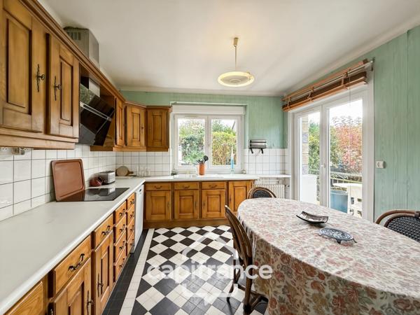 Maison familiale avec vue imprenable sur le canal – Pontivy centre.Surface terrain : 683 m² | 5 chambres | 3 salles d’eau + 1 salle de bain | Sous-sol total | Carport camping-car | Pompe à chaleur géo