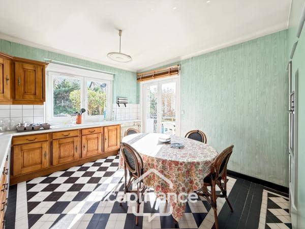 Maison familiale avec vue imprenable sur le canal – Pontivy centre.Surface terrain : 683 m² | 5 chambres | 3 salles d’eau + 1 salle de bain | Sous-sol total | Carport camping-car | Pompe à chaleur géo