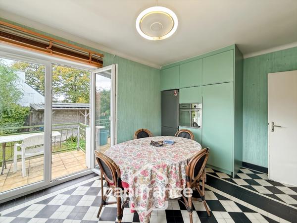 Maison familiale avec vue imprenable sur le canal – Pontivy centre.Surface terrain : 683 m² | 5 chambres | 3 salles d’eau + 1 salle de bain | Sous-sol total | Carport camping-car | Pompe à chaleur géo