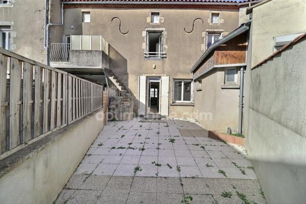Maison de bourg rénovée de 99 m² (3 ch) avec cour, 2 garages + Appartement T2 loué (420 €/mois) – Centre-ville de Nueil-les-Aubiers (79250)