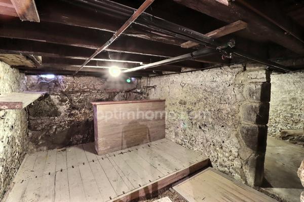 Maison de bourg rénovée de 99 m² (3 ch) avec cour, 2 garages + Appartement T2 loué (420 €/mois) – Centre-ville de Nueil-les-Aubiers (79250)