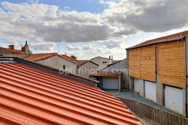 Maison de bourg rénovée de 99 m² (3 ch) avec cour, 2 garages + Appartement T2 loué (420 €/mois) – Centre-ville de Nueil-les-Aubiers (79250)