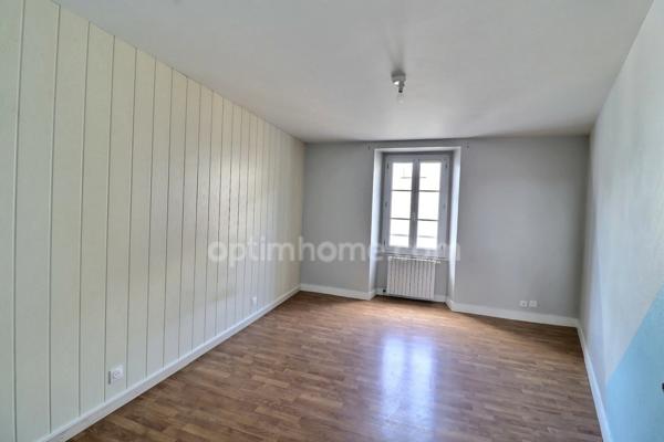 Maison de bourg rénovée de 99 m² (3 ch) avec cour, 2 garages + Appartement T2 loué (420 €/mois) – Centre-ville de Nueil-les-Aubiers (79250)