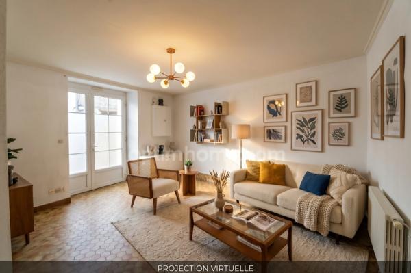 Maison de bourg rénovée de 99 m² (3 ch) avec cour, 2 garages + Appartement T2 loué (420 €/mois) – Centre-ville de Nueil-les-Aubiers (79250)