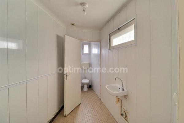 Maison de bourg rénovée de 99 m² (3 ch) avec cour, 2 garages + Appartement T2 loué (420 €/mois) – Centre-ville de Nueil-les-Aubiers (79250)