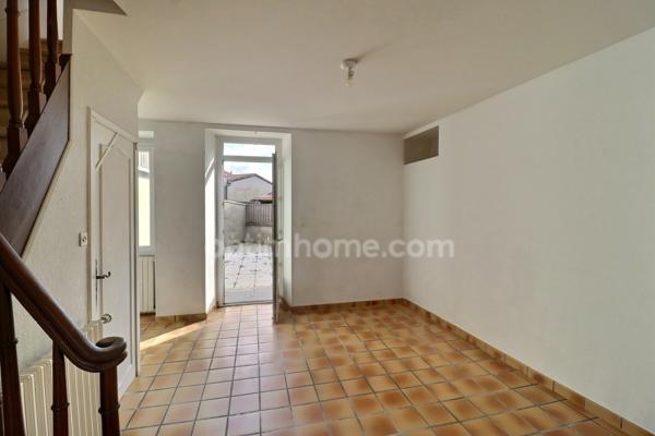 Maison de bourg rénovée de 99 m² (3 ch) avec cour, 2 garages + Appartement T2 loué (420 €/mois) – Centre-ville de Nueil-les-Aubiers (79250)