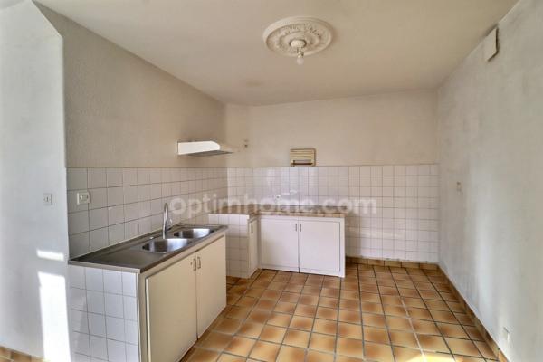 Maison de bourg rénovée de 99 m² (3 ch) avec cour, 2 garages + Appartement T2 loué (420 €/mois) – Centre-ville de Nueil-les-Aubiers (79250)