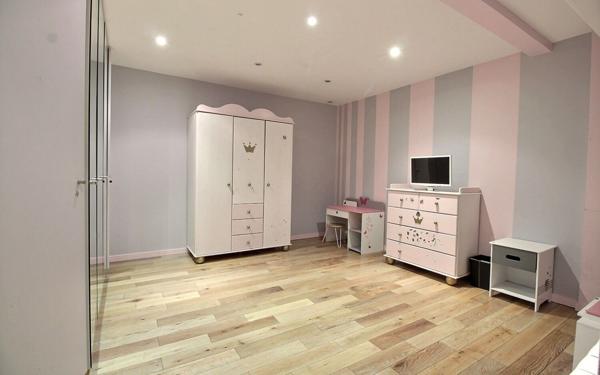 Appartement à vendre    3 pièces • 105,40 m2 Paris 7