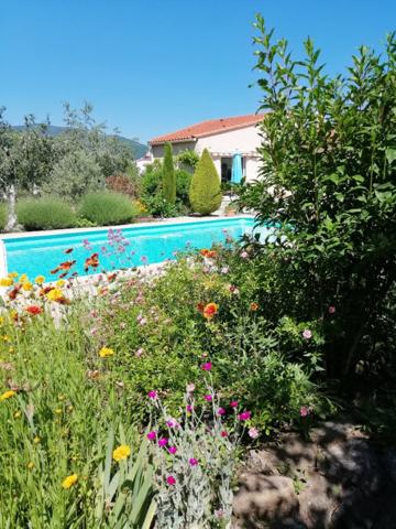 Maison de caractère entièement rénovée avec gîte, chambre d'hôtes, piscine et revenus locatifs