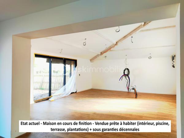 [LA HUME / MAISON REFAITE A NEUF / GARANTIES DÉCENNALES / 3 CH + 1 SUITE AU RDC / PISCINE / PIECE DE VIE 80M²]

- VENDUE PRÊTE À HABITER - 

Venez découvrir cette maison familiale de plus de 170 m² dans le quartier prisé de la Hume - à moins de 2 km des commerces et de la gare. 

Implantée sur une belle parcelle boisée de près de 950 m², ce bien vous séduira par son emplacement, ses volumes et son extérieur. 

Refaite à neuf en 2025/2026 et bénéficiant ainsi de garanties décennales, vous n'aurez qu'à poser vos valises dans cette propriété composée de :

-> Au rez-de-chaussée : 
- une entrée de plus de 8 m² + un cellier de 7 m²
- un grand espace de vie de près de 80 m² traversant est-ouest (électricité et cuisine en cours d'installation)
- une suite parentale avec sde, wc et dressing

-> À l'étage :
- trois chambres
- une salle de bain et un WC indépendant

-> À l'extérieur (en cours d'aménagement) : 
- piscine
- terrasse
- jardin paysagé 

Les travaux sur ce bien sont encore en cours pour quelques semaines. 
Le DPE sera réalisé à l'achèvement des travaux (étiquette cible : A)