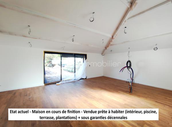 [LA HUME / MAISON REFAITE A NEUF / GARANTIES DÉCENNALES / 3 CH + 1 SUITE AU RDC / PISCINE / PIECE DE VIE 80M²]

- VENDUE PRÊTE À HABITER - 

Venez découvrir cette maison familiale de plus de 170 m² dans le quartier prisé de la Hume - à moins de 2 km des commerces et de la gare. 

Implantée sur une belle parcelle boisée de près de 950 m², ce bien vous séduira par son emplacement, ses volumes et son extérieur. 

Refaite à neuf en 2025/2026 et bénéficiant ainsi de garanties décennales, vous n'aurez qu'à poser vos valises dans cette propriété composée de :

-> Au rez-de-chaussée : 
- une entrée de plus de 8 m² + un cellier de 7 m²
- un grand espace de vie de près de 80 m² traversant est-ouest (électricité et cuisine en cours d'installation)
- une suite parentale avec sde, wc et dressing

-> À l'étage :
- trois chambres
- une salle de bain et un WC indépendant

-> À l'extérieur (en cours d'aménagement) : 
- piscine
- terrasse
- jardin paysagé 

Les travaux sur ce bien sont encore en cours pour quelques semaines. 
Le DPE sera réalisé à l'achèvement des travaux (étiquette cible : A)