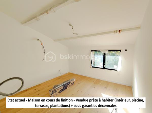 [LA HUME / MAISON REFAITE A NEUF / GARANTIES DÉCENNALES / 3 CH + 1 SUITE AU RDC / PISCINE / PIECE DE VIE 80M²]

- VENDUE PRÊTE À HABITER - 

Venez découvrir cette maison familiale de plus de 170 m² dans le quartier prisé de la Hume - à moins de 2 km des commerces et de la gare. 

Implantée sur une belle parcelle boisée de près de 950 m², ce bien vous séduira par son emplacement, ses volumes et son extérieur. 

Refaite à neuf en 2025/2026 et bénéficiant ainsi de garanties décennales, vous n'aurez qu'à poser vos valises dans cette propriété composée de :

-> Au rez-de-chaussée : 
- une entrée de plus de 8 m² + un cellier de 7 m²
- un grand espace de vie de près de 80 m² traversant est-ouest (électricité et cuisine en cours d'installation)
- une suite parentale avec sde, wc et dressing

-> À l'étage :
- trois chambres
- une salle de bain et un WC indépendant

-> À l'extérieur (en cours d'aménagement) : 
- piscine
- terrasse
- jardin paysagé 

Les travaux sur ce bien sont encore en cours pour quelques semaines. 
Le DPE sera réalisé à l'achèvement des travaux (étiquette cible : A)