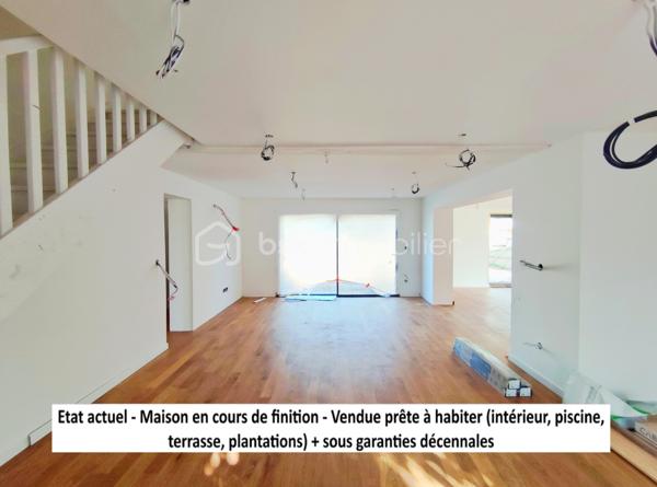 [LA HUME / MAISON REFAITE A NEUF / GARANTIES DÉCENNALES / 3 CH + 1 SUITE AU RDC / PISCINE / PIECE DE VIE 80M²]

- VENDUE PRÊTE À HABITER - 

Venez découvrir cette maison familiale de plus de 170 m² dans le quartier prisé de la Hume - à moins de 2 km des commerces et de la gare. 

Implantée sur une belle parcelle boisée de près de 950 m², ce bien vous séduira par son emplacement, ses volumes et son extérieur. 

Refaite à neuf en 2025/2026 et bénéficiant ainsi de garanties décennales, vous n'aurez qu'à poser vos valises dans cette propriété composée de :

-> Au rez-de-chaussée : 
- une entrée de plus de 8 m² + un cellier de 7 m²
- un grand espace de vie de près de 80 m² traversant est-ouest (électricité et cuisine en cours d'installation)
- une suite parentale avec sde, wc et dressing

-> À l'étage :
- trois chambres
- une salle de bain et un WC indépendant

-> À l'extérieur (en cours d'aménagement) : 
- piscine
- terrasse
- jardin paysagé 

Les travaux sur ce bien sont encore en cours pour quelques semaines. 
Le DPE sera réalisé à l'achèvement des travaux (étiquette cible : A)