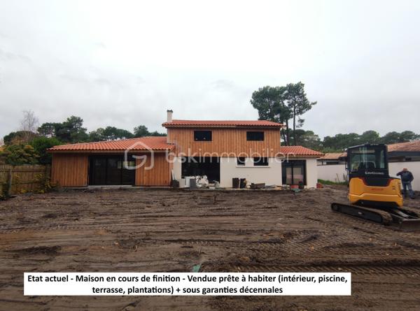 [LA HUME / MAISON REFAITE A NEUF / GARANTIES DÉCENNALES / 3 CH + 1 SUITE AU RDC / PISCINE / PIECE DE VIE 80M²]

- VENDUE PRÊTE À HABITER - 

Venez découvrir cette maison familiale de plus de 170 m² dans le quartier prisé de la Hume - à moins de 2 km des commerces et de la gare. 

Implantée sur une belle parcelle boisée de près de 950 m², ce bien vous séduira par son emplacement, ses volumes et son extérieur. 

Refaite à neuf en 2025/2026 et bénéficiant ainsi de garanties décennales, vous n'aurez qu'à poser vos valises dans cette propriété composée de :

-> Au rez-de-chaussée : 
- une entrée de plus de 8 m² + un cellier de 7 m²
- un grand espace de vie de près de 80 m² traversant est-ouest (électricité et cuisine en cours d'installation)
- une suite parentale avec sde, wc et dressing

-> À l'étage :
- trois chambres
- une salle de bain et un WC indépendant

-> À l'extérieur (en cours d'aménagement) : 
- piscine
- terrasse
- jardin paysagé 

Les travaux sur ce bien sont encore en cours pour quelques semaines. 
Le DPE sera réalisé à l'achèvement des travaux (étiquette cible : A)