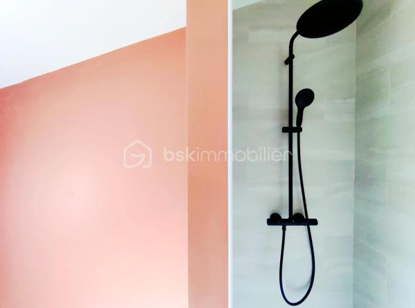 [LA HUME / MAISON REFAITE A NEUF / GARANTIES DÉCENNALES / 3 CH + 1 SUITE AU RDC / PISCINE / PIECE DE VIE 80M²]

- PRÊTE À HABITER - PRÊTE À PROFITER - 

Venez découvrir cette maison familiale de plus de 170 m² dans le quartier prisé de la Hume, au calme - à moins de 2 km des commerces et de la gare. 

Implantée sur une belle parcelle boisée de près de 950 m², ce bien vous séduira par son emplacement, ses volumes et son jardin paysagé. 

Refaite à neuf et ayant fait l'objet d'une extension en 2026, cette propriété bénéficie ainsi de garanties décennales. 
Vous n'aurez donc qu'à poser vos valises dans cette propriété composée de :

-> Au rez-de-chaussée : 
- une entrée de plus de 8 m² + un cellier de 7 m²
- un grand espace de vie de près de 80 m², traversant est-ouest, baigné de lumière, et ouvert sur le jardin et la piscine grâce à ses baies à galandage (avec cuisine ouverte haut de gamme)
- une suite parentale avec sde, wc et dressing et accès direct sur la jardin 

-> À l'étage :
- trois chambres
- une salle de bain avec douche et baignoire 
- un WC indépendant

-> À l'extérieur : 
- Élégante piscine carrée de 4.5m*4.5m
- Terrasse bois 
- Jardin paysagé et arboré
- Stationnements sur la parcelle
- Possibilité de construire un garage

Les derniers travaux de finition sont en cours. 
Le DPE sera réalisé à l'achèvement des travaux (étiquette cible : A)

Certaines photos ont été modifiées par l'IA afin d'apporter les éléments de finition en cours de réalisation.