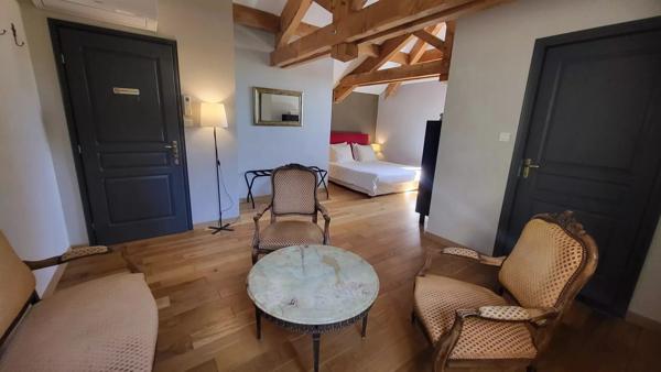 Manoir du XIII ème siècle, 330 m², 6 suites, 1 gîte et des vues époustouflantes