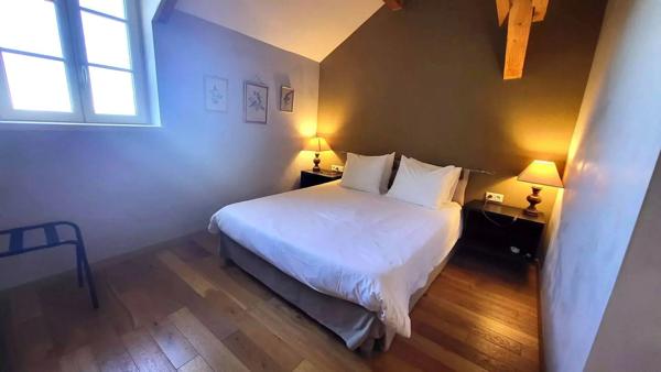 Manoir du XIII ème siècle, 330 m², 6 suites, 1 gîte et des vues époustouflantes