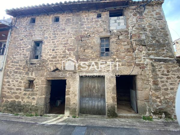 Maison en pierre à rénover au cœur du village de Quintenas