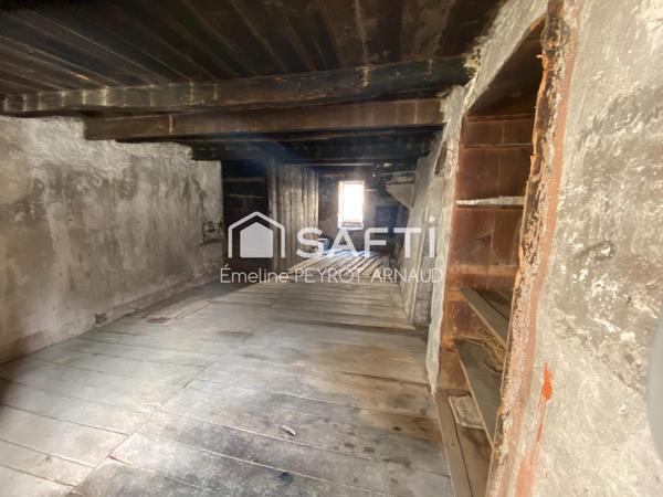 Maison en pierre à rénover au cœur du village de Quintenas