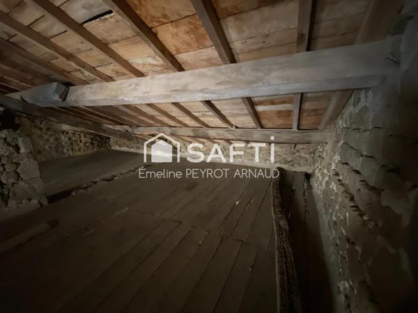 Maison en pierre à rénover au cœur du village de Quintenas