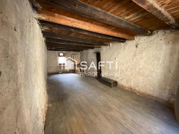 Maison en pierre à rénover au cœur du village de Quintenas