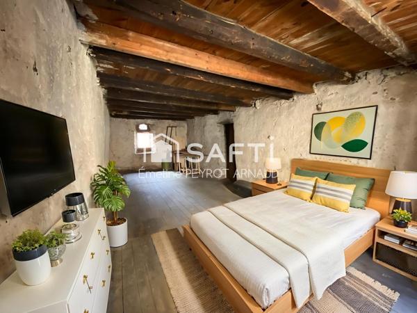 Maison en pierre à rénover au cœur du village de Quintenas