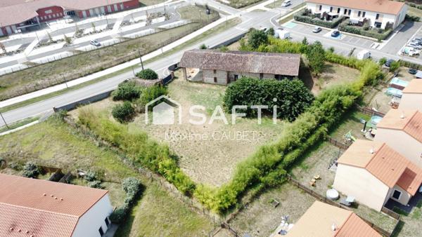 Terrain de 3 363 m² avec bâtisse ancienne à Merville