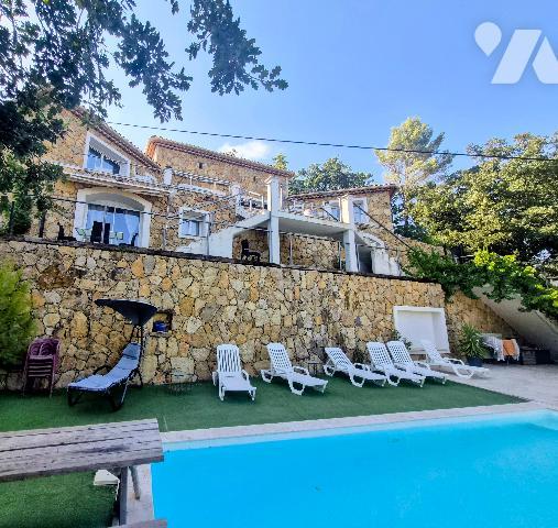 Villa en pierre de 200 m² avec piscine, T2 indépendant et garage 5 voitures au Cannet-des-Maures
