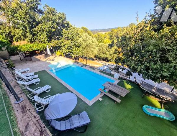 Villa en pierre de 200 m² avec piscine, T2 indépendant et garage 5 voitures au Cannet-des-Maures