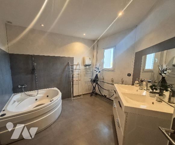Villa en pierre de 200 m² avec piscine, T2 indépendant et garage 5 voitures au Cannet-des-Maures